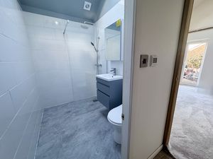 En-Suite Shower Entrance- click for photo gallery